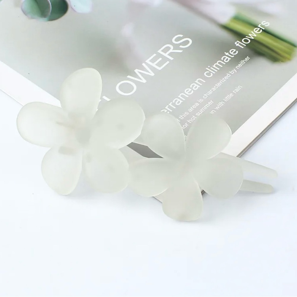 Acrylic floral hair clip - Picture 7 of 10